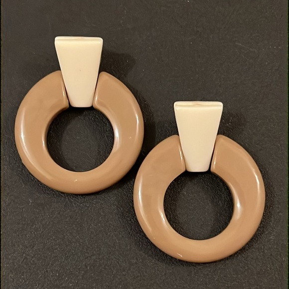 Vintage Mid Century Neutral Bakelite Door Knocker Style Post Retro Hoop Earrings - Picture 2 of 7